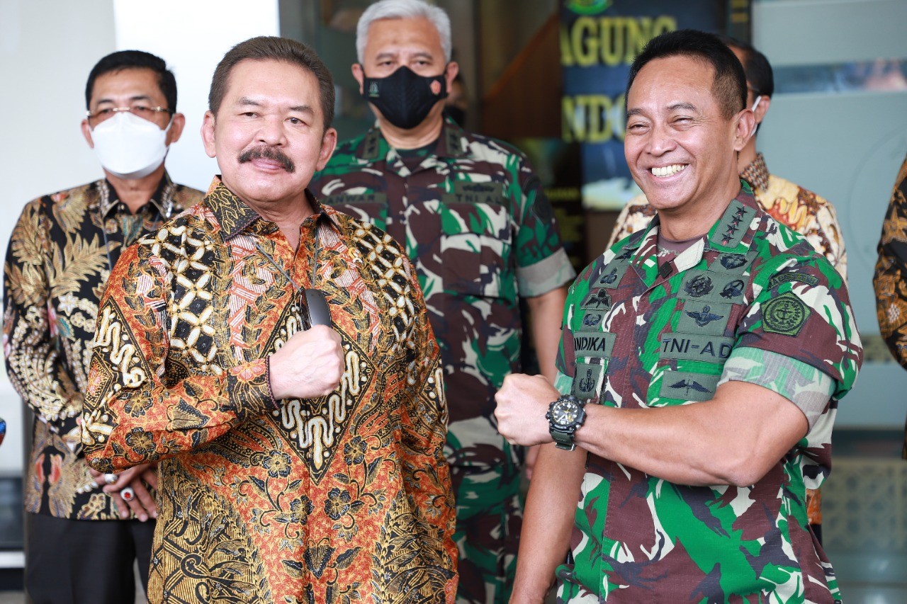 Jaksa agung republik indonesia menerima kunjungan panglima Tentara Nasional Indonesia (TNI)